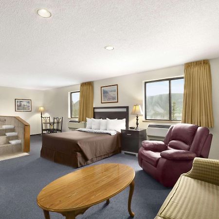Super 8 By Wyndham Williams Lake Bc Exterior photo